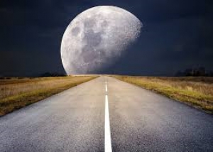 Passeggiata con la luna piena