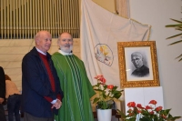 Acli don Francesco Regretti aps, Gianni Luigi Spagnolo, con il celebrante mons. Gianni Trabacchin accanto al ritratto di Don Francesco e alla bandiera “storica” delle Acli valdagnesi